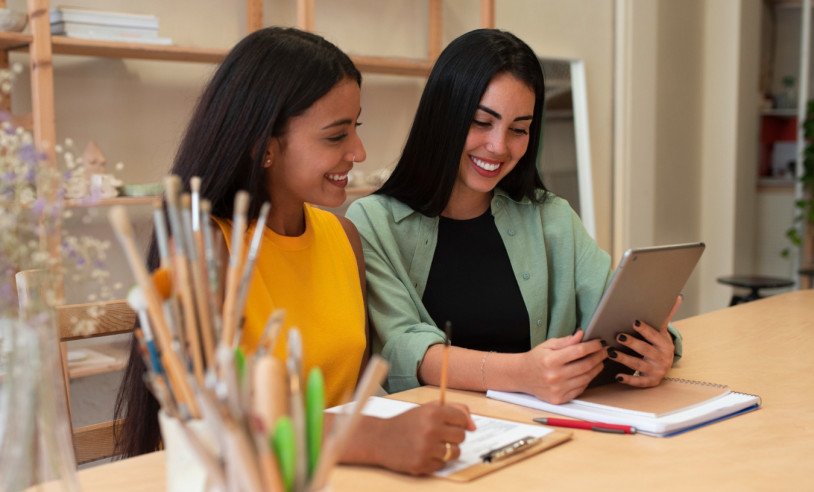 Empreendedoras Mulher Amigas Finanças Abertura de empresas Foto: Freepik