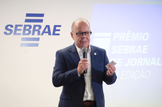 Presidente do Conselho Deliberativo, Renato Carvalho, fala com os jornalistas