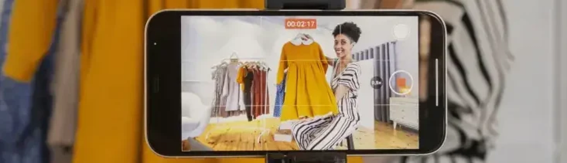 Mulher Empreendedora Celular Redes Sociais Marketing Whatsapp E-commerce Vendas Roupas Brechó Confecção