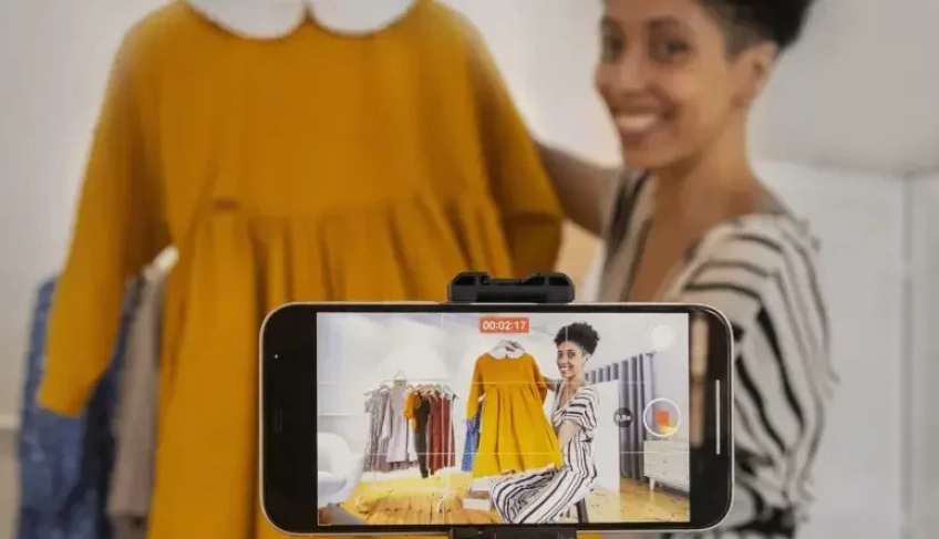 Mulher Empreendedora Celular Redes Sociais Marketing Whatsapp E-commerce Vendas Roupas Brechó Confecção