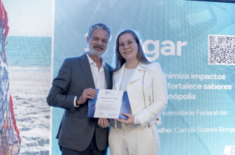 Camila Soares Borges e o professor Áureo Moraes