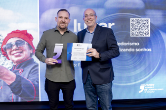 Fabrício Junior recebe prêmio do gerente da Regional Sul, João Alexandre Guze