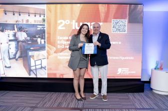 Gabriela Ferrarez e o vice-presidente do CDE, Marcos Pagani