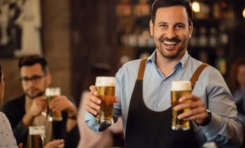 Homens, garçom, cerveja, bar, restaurante, bebida, álcool, empreendedor, happy hour.