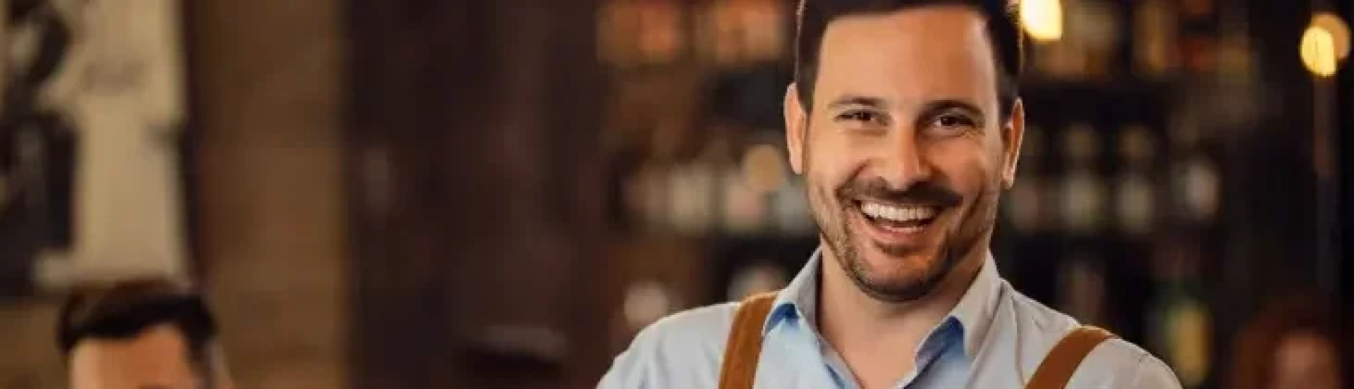 Homens, garçom, cerveja, bar, restaurante, bebida, álcool, empreendedor, happy hour.