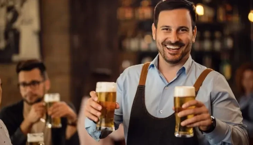 Homens, garçom, cerveja, bar, restaurante, bebida, álcool, empreendedor, happy hour.